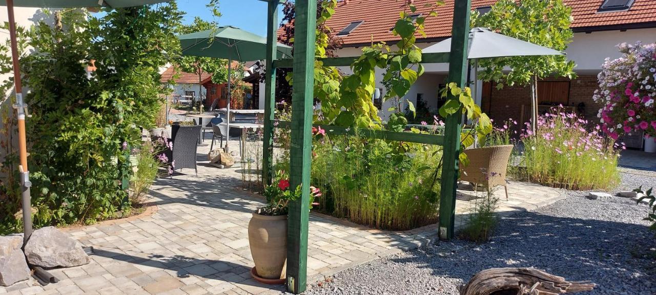 Lipizzaner Lodge Guest House Postojna Exterior foto