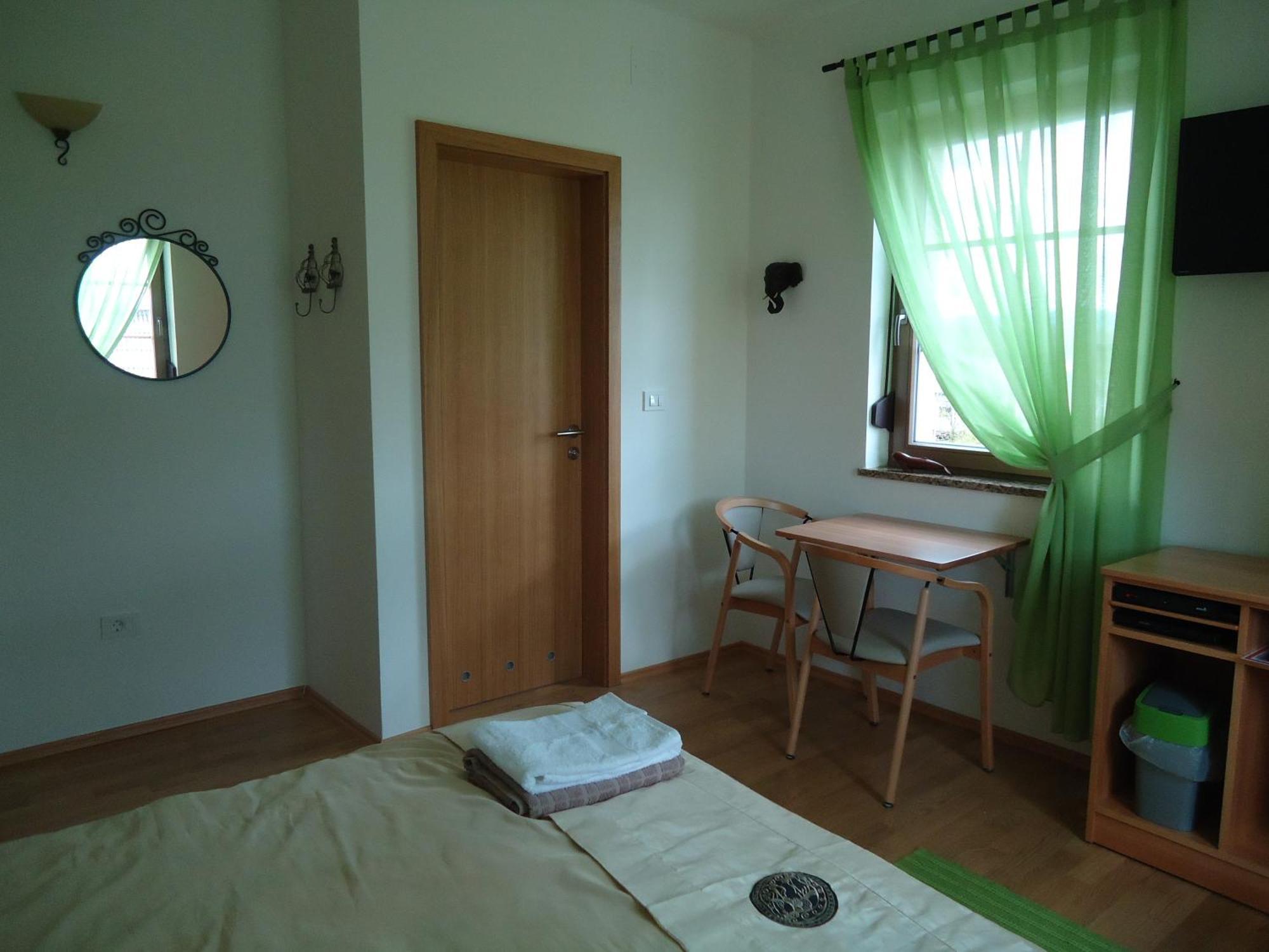Lipizzaner Lodge Guest House Postojna Quarto foto