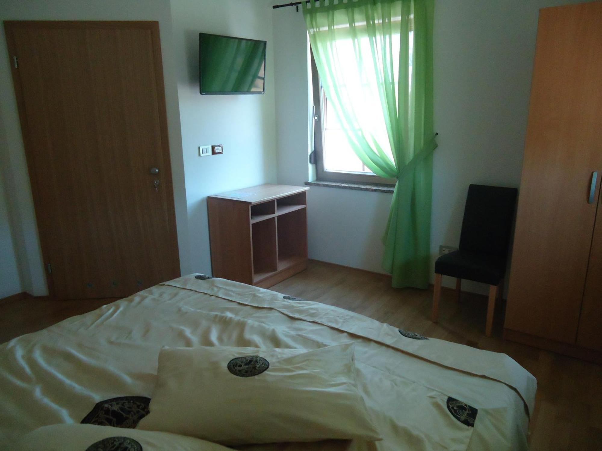 Lipizzaner Lodge Guest House Postojna Quarto foto