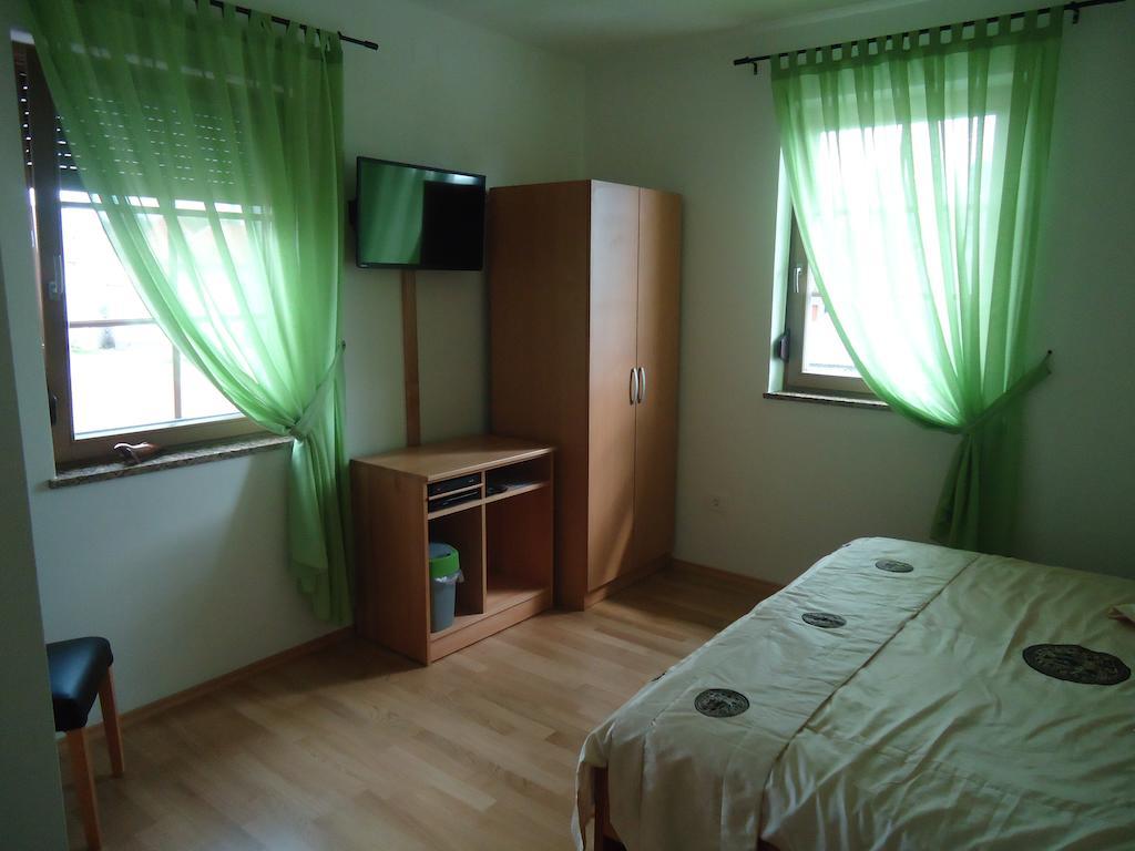Lipizzaner Lodge Guest House Postojna Quarto foto